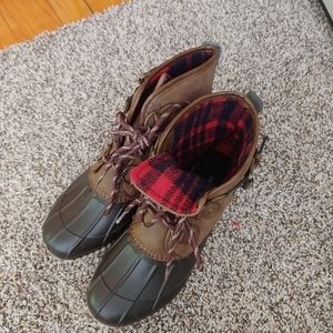 Maurices size 8 Duck boots